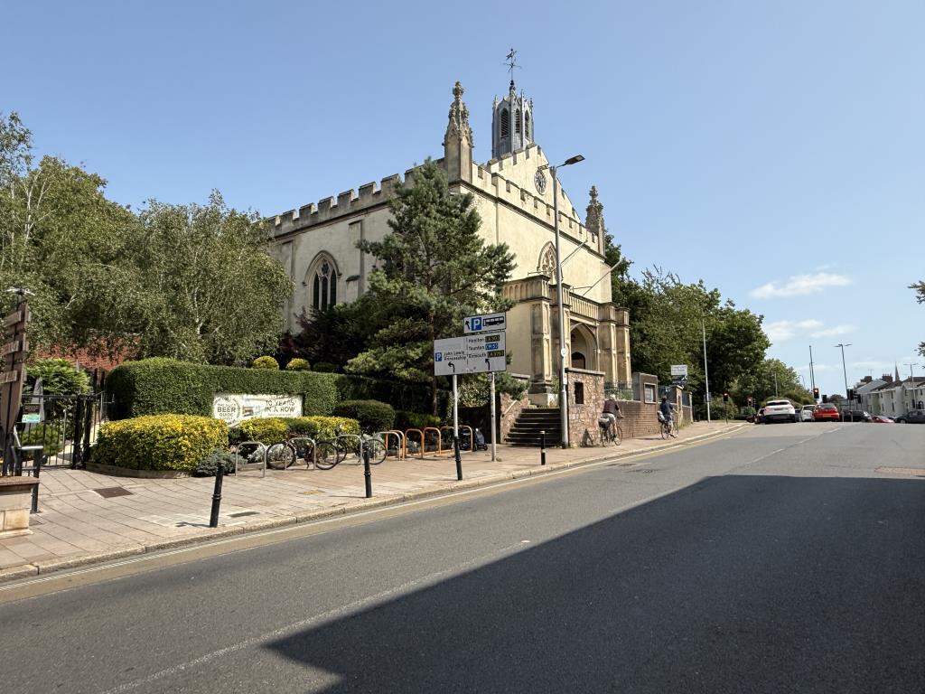 Lot: 108 - FORMER CHURCH AND NAVAL CLUB - Street side view of the property